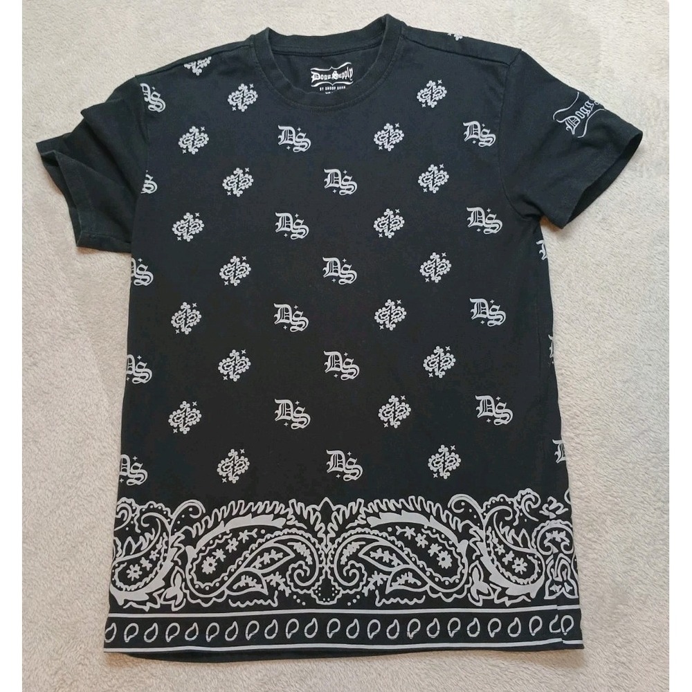 Dog Supply By Snoop Dogg Men's Extra Small T-shirt Black Graphic AOP Grunge.